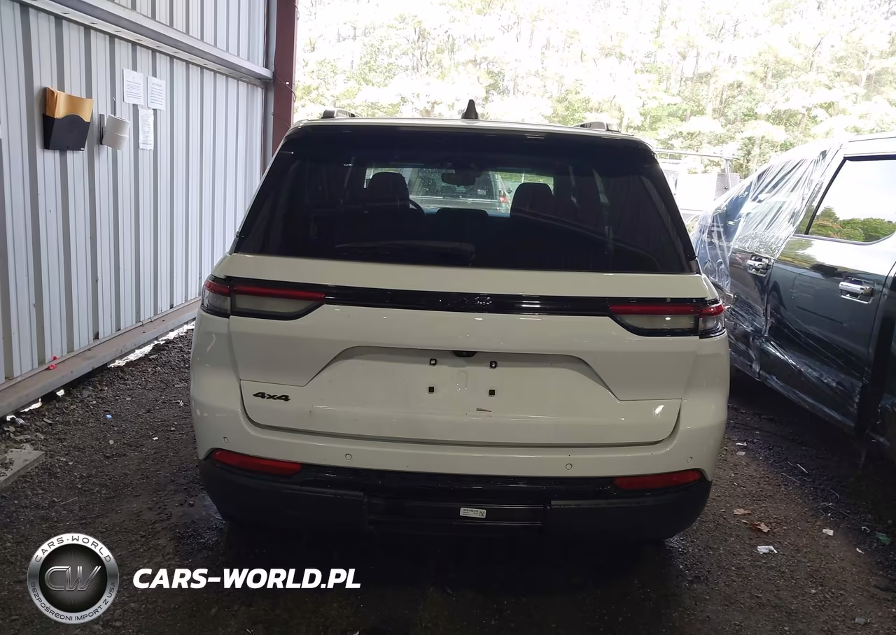 2023 Jeep Grand Cherokee Altitude 4X4 VIN:1C4RJHAG2PC645983 - 17
