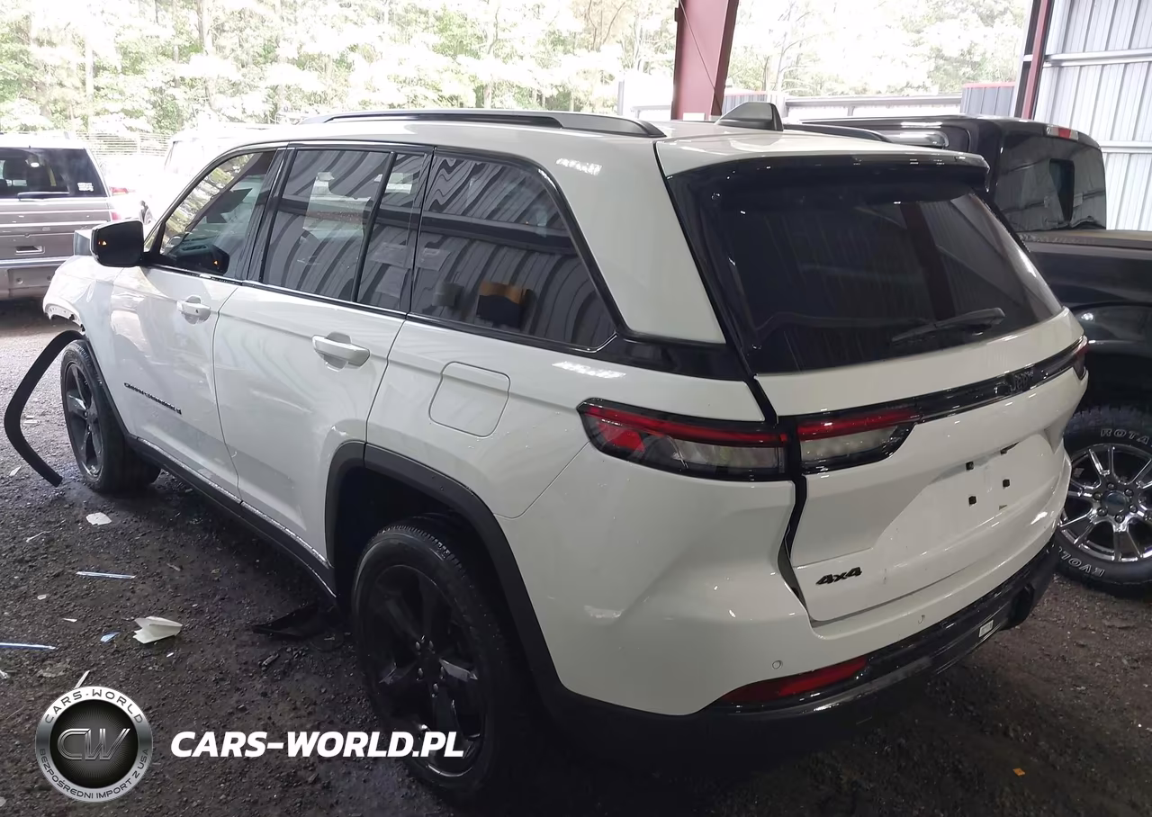 2023 Jeep Grand Cherokee Altitude 4X4 VIN:1C4RJHAG2PC645983 - 3