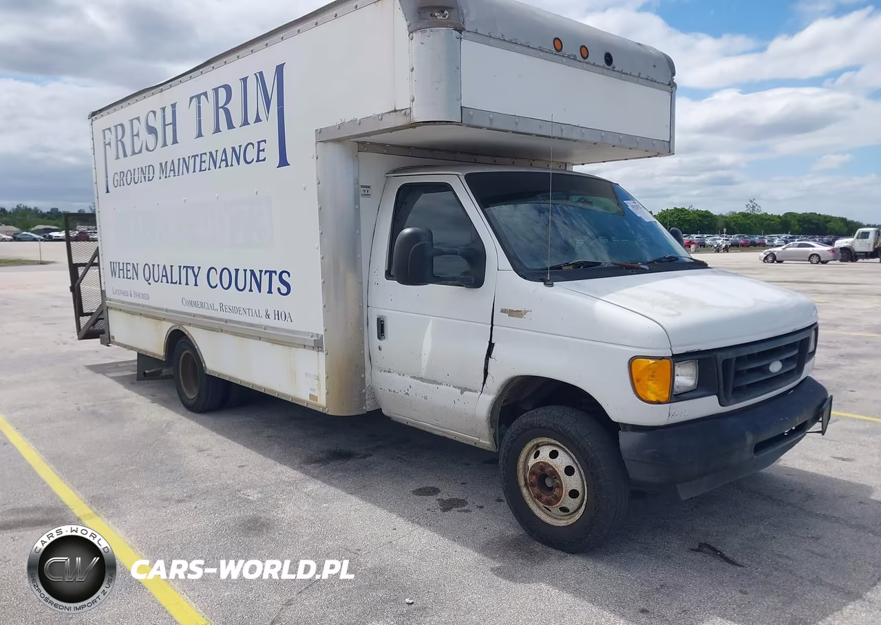 2004 Ford E-350 Cutaway Standard