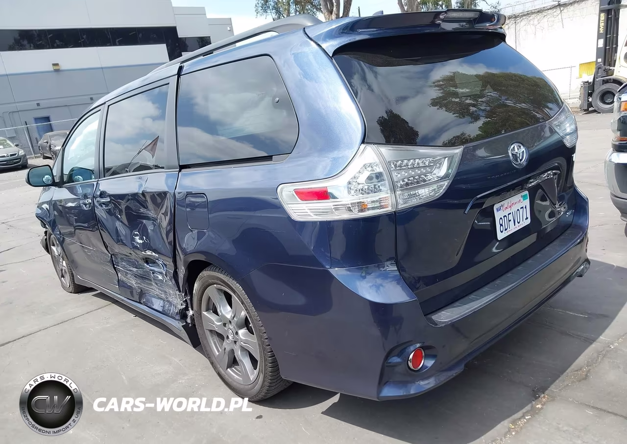 2018 Toyota Sienna Se 8 Passenger VIN:5TDXZ3DC9JS914028 - 3