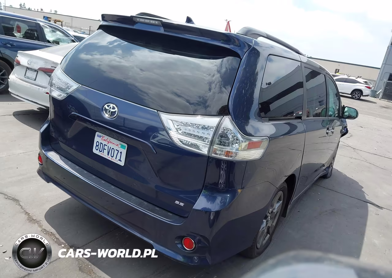 2018 Toyota Sienna Se 8 Passenger VIN:5TDXZ3DC9JS914028 - 4