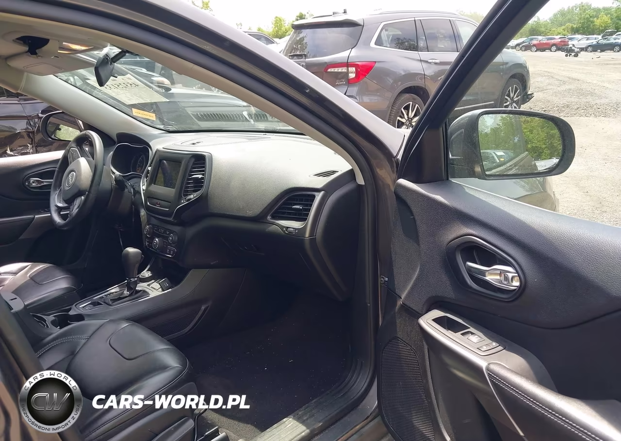 2019 Jeep Cherokee Latitude Plus 4X4 VIN:1C4PJMLX2KD130904 - 5