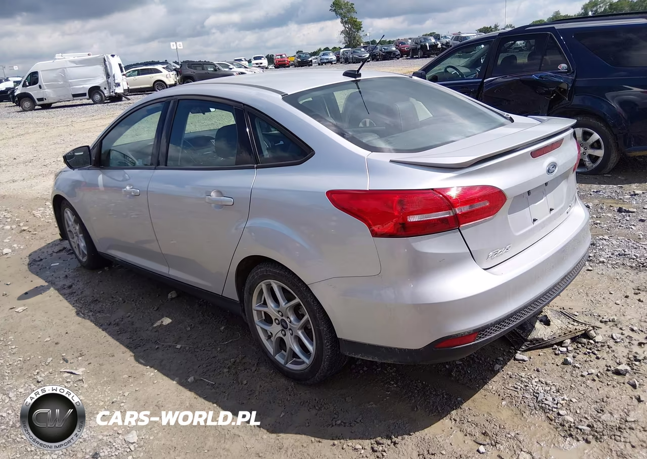 2015 Ford Focus Se VIN:1FADP3F23FL229678 - 3