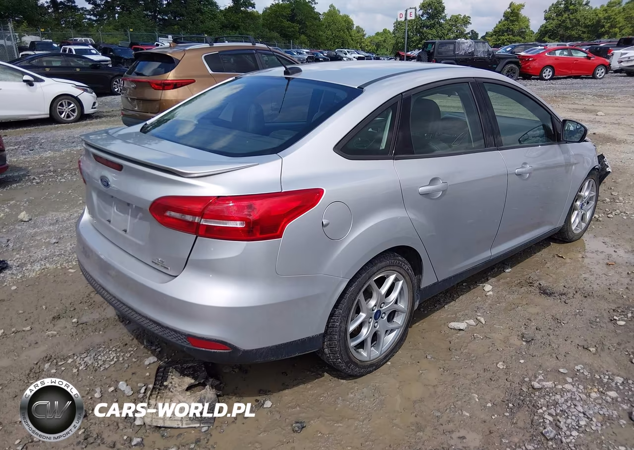 2015 Ford Focus Se VIN:1FADP3F23FL229678 - 4