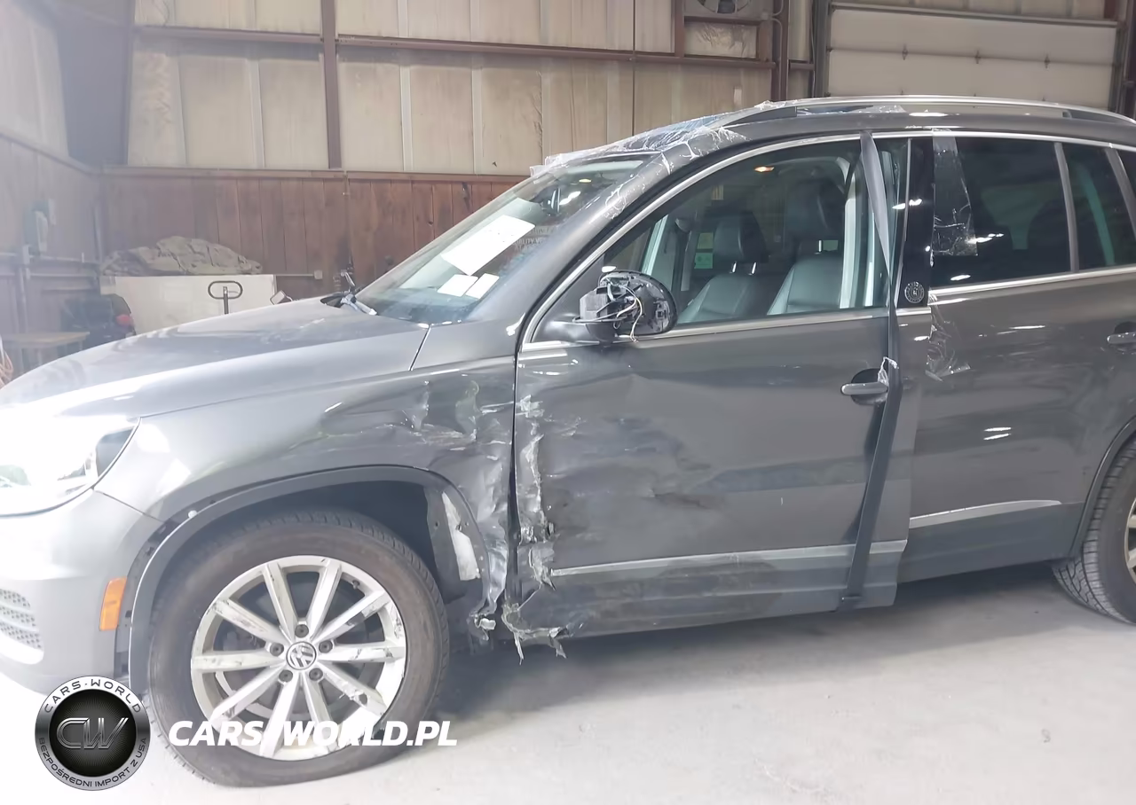 2017 Volkswagen Tiguan 2.0T Wolfsburg Edition VIN:WVGSV7AXXHK030519 - 6