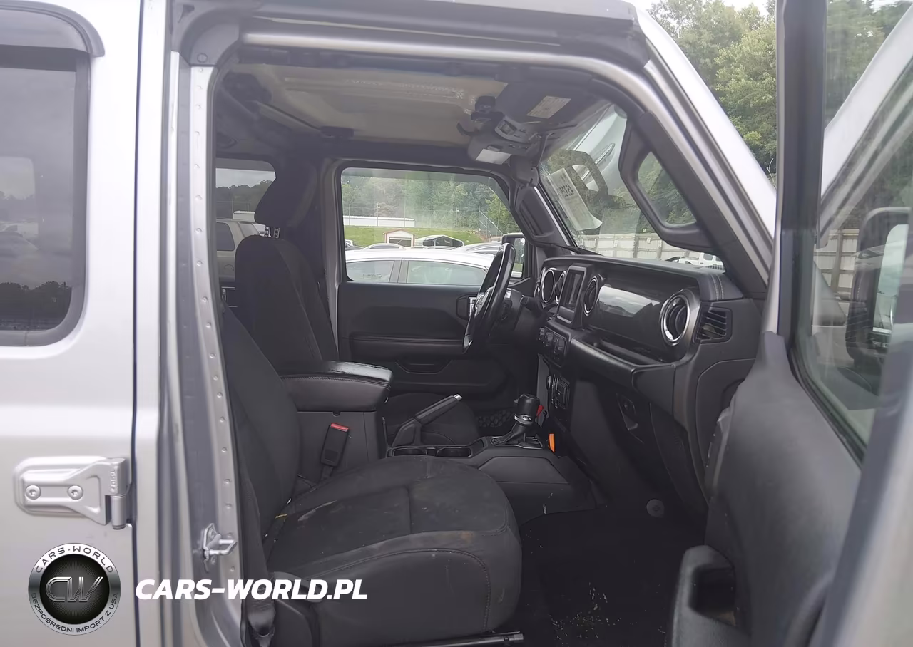 2019 Jeep Wrangler Unlimited Sahara 4X4 VIN:1C4HJXEN7KW590369 - 5