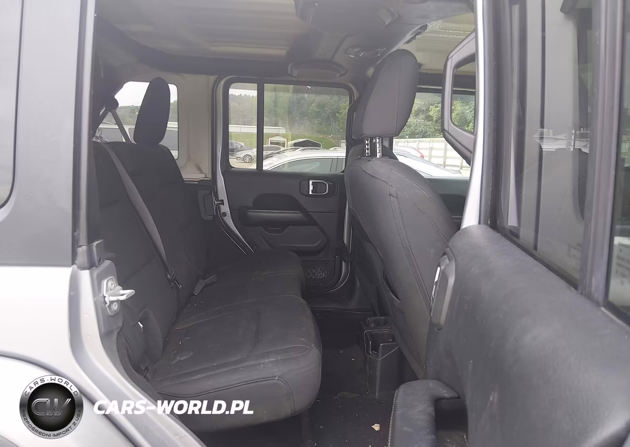 2019 Jeep Wrangler Unlimited Sahara 4X4 VIN:1C4HJXEN7KW590369 - 8