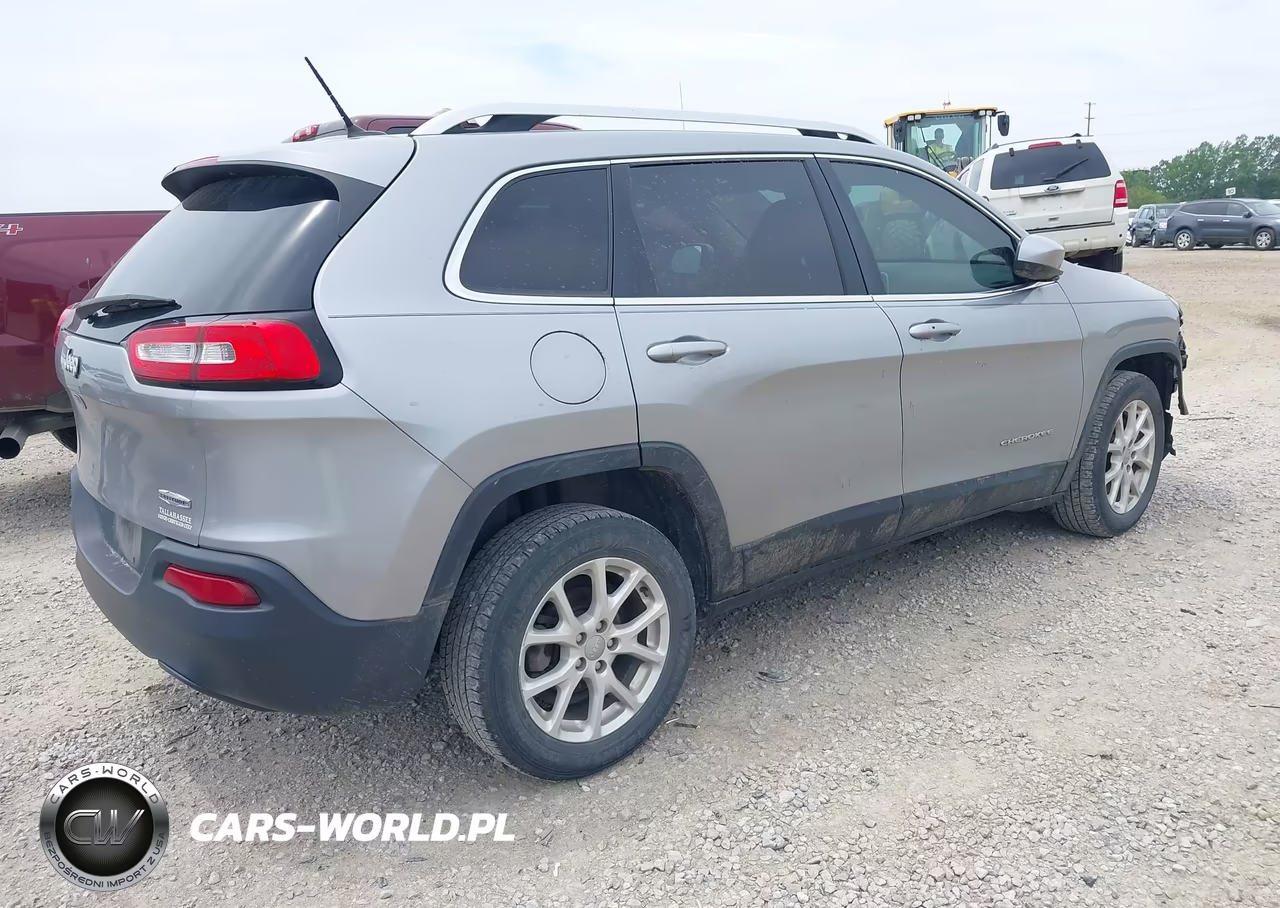 2015 Jeep Cherokee Latitude VIN:1C4PJLCB4FW781752 - 4