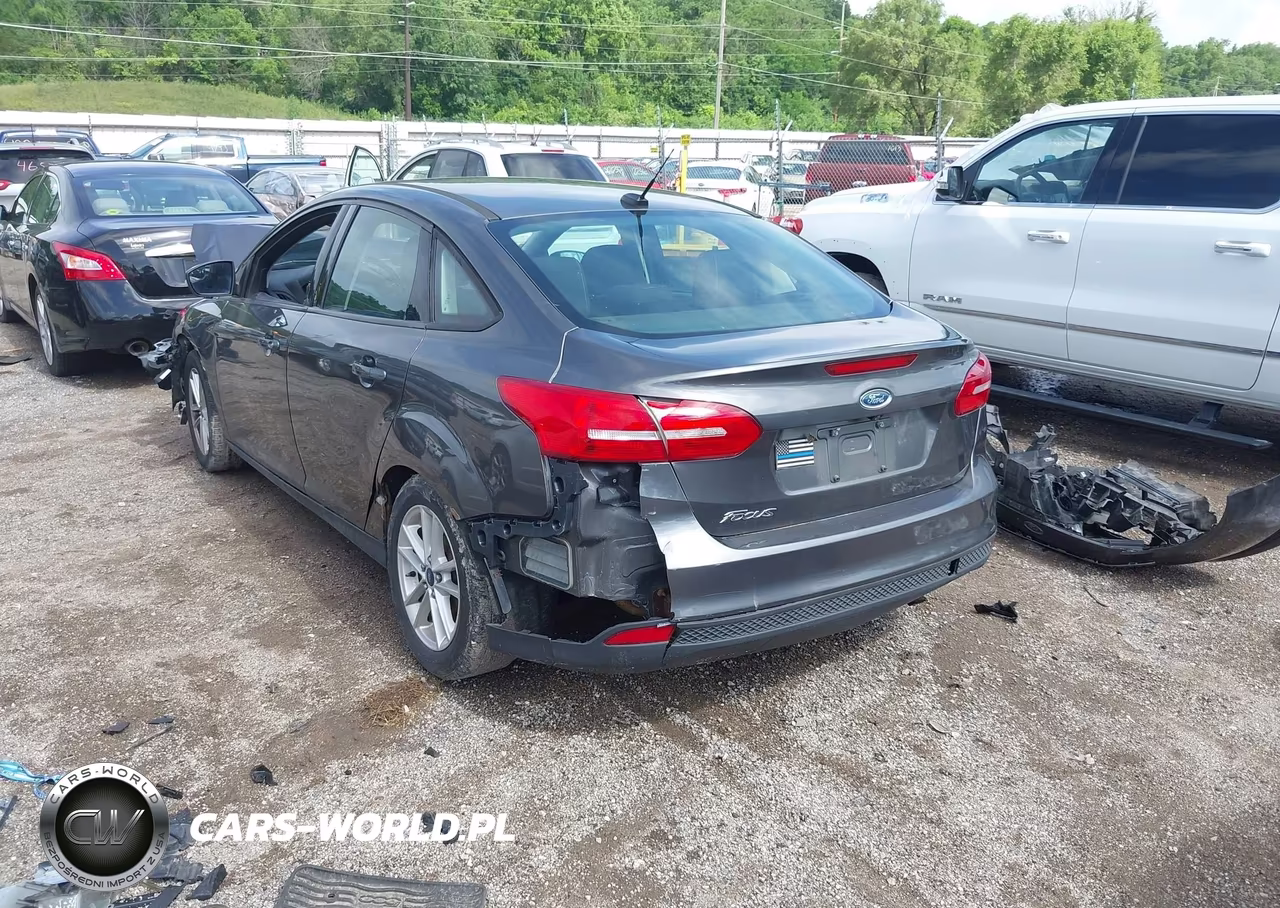 2015 Ford Focus Se VIN:1FADP3F29FL239339 - 3