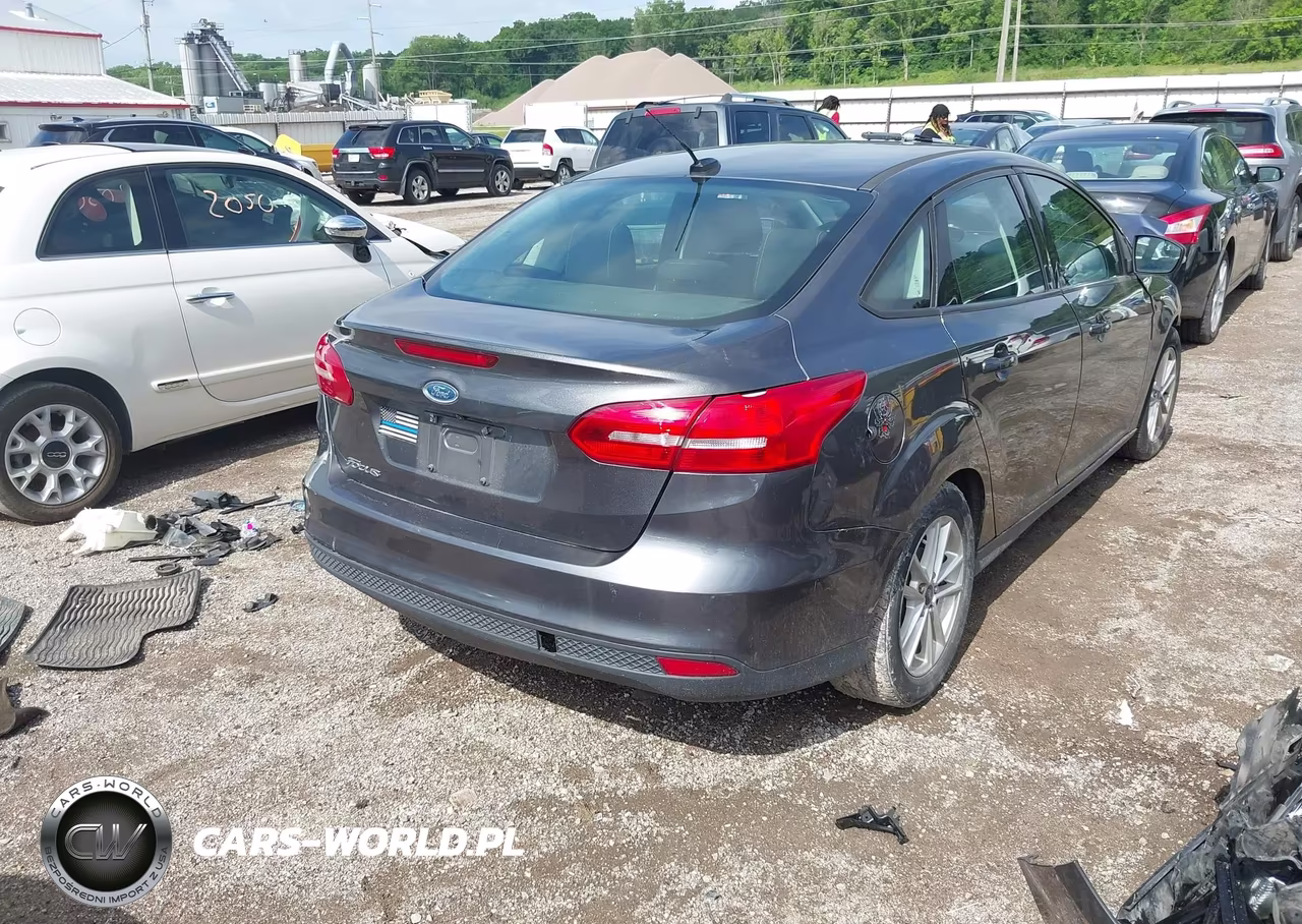 2015 Ford Focus Se VIN:1FADP3F29FL239339 - 4