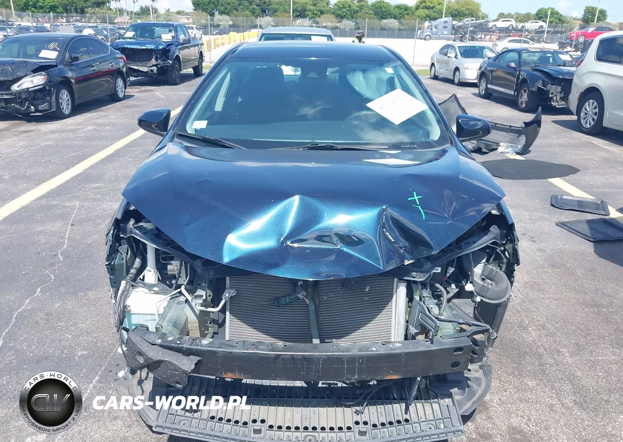 2018 Toyota Corolla Le VIN:5YFBURHE0JP848677 - 13