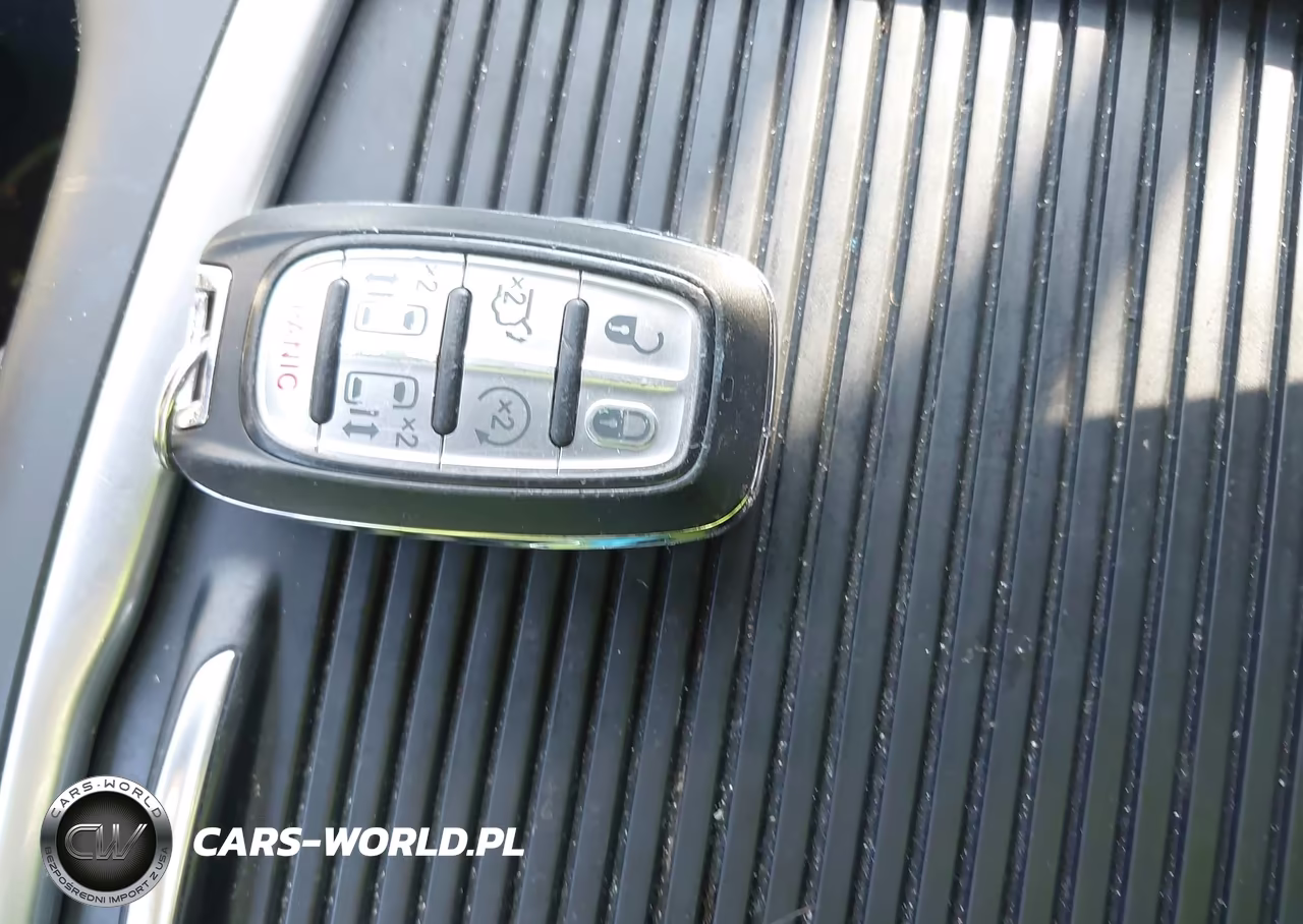 2023 Chrysler Pacifica Hybrid Touring L VIN:2C4RC1L71PR595275 - 11