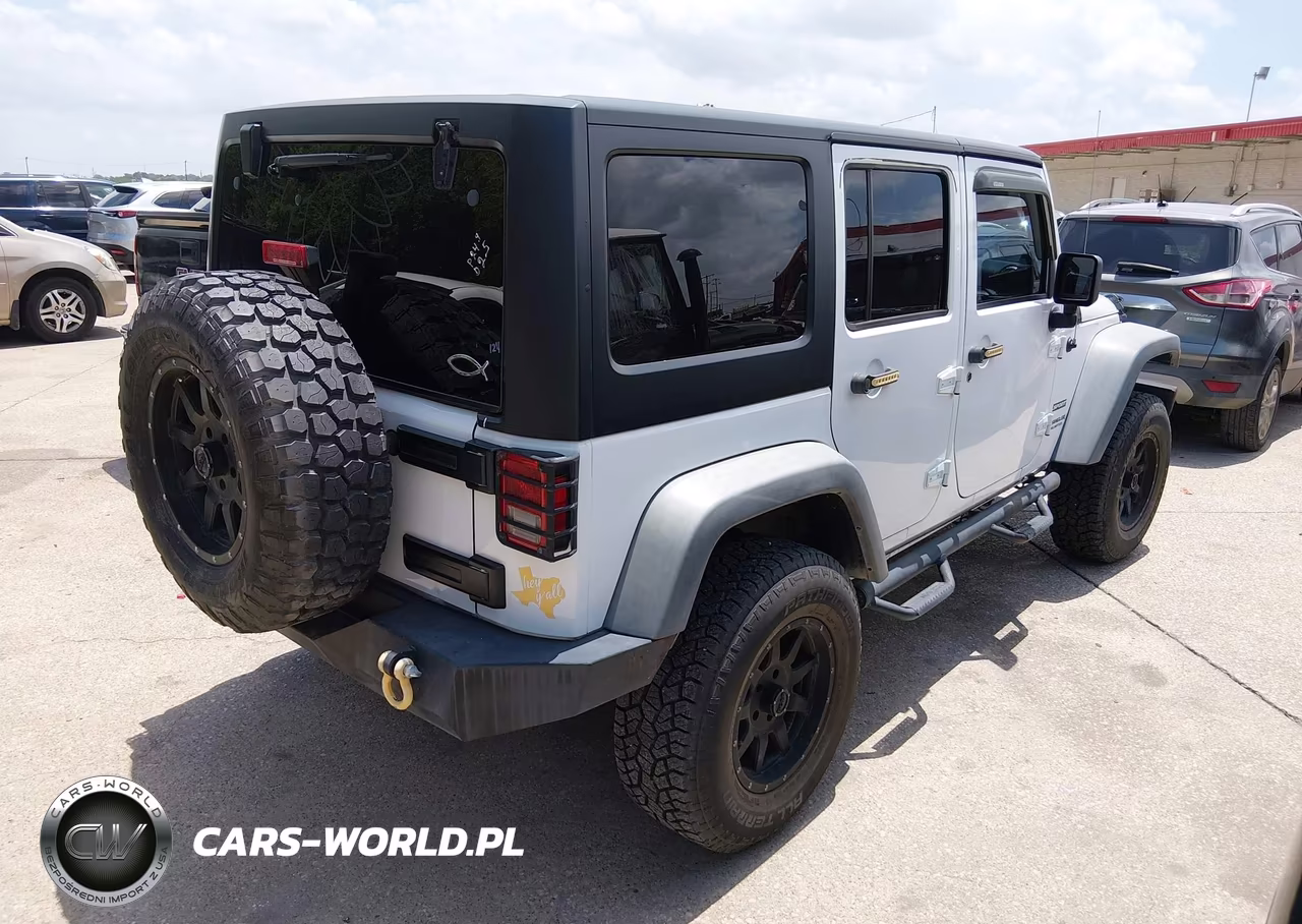 2014 Jeep Wrangler Unlimited Sport VIN:1C4BJWDG9EL218802 - 4