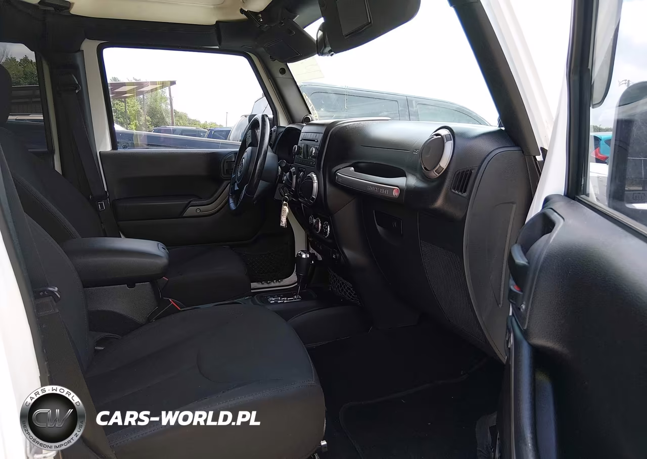 2014 Jeep Wrangler Unlimited Sport VIN:1C4BJWDG9EL218802 - 5