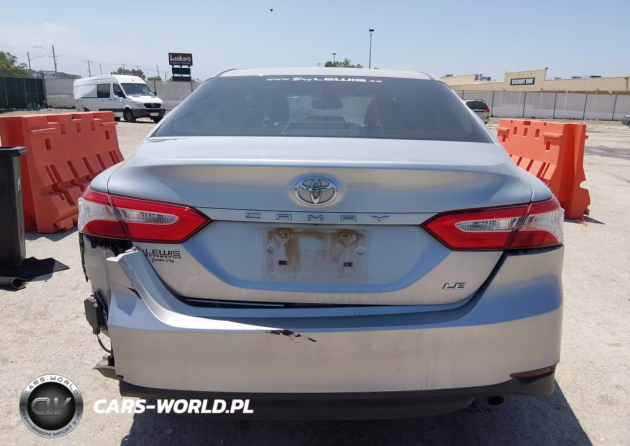 2018 Toyota Camry Le VIN:4T1B11HK9JU019055 - 17