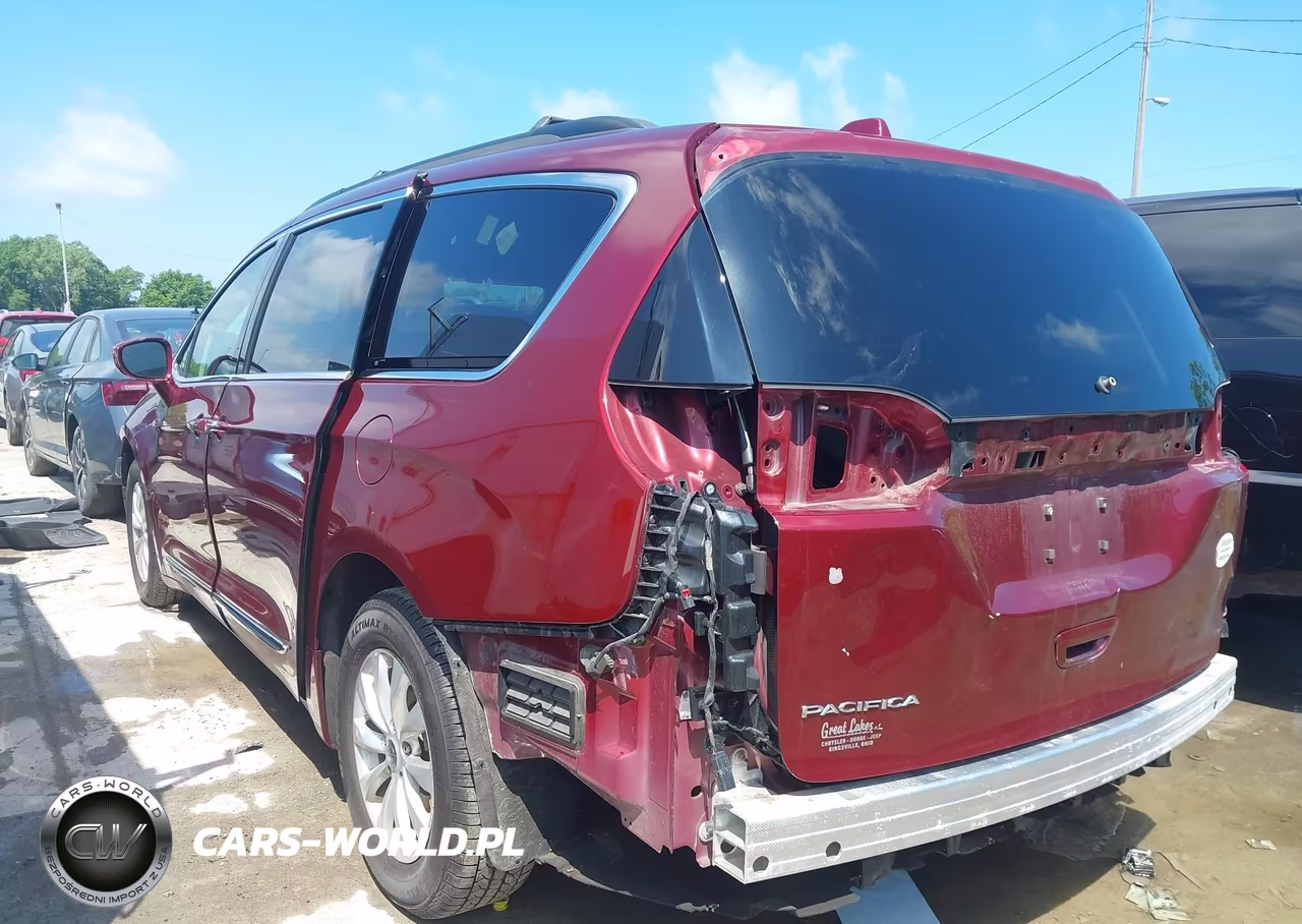 2017 Chrysler Pacifica Touring-L VIN:2C4RC1BGXHR788320 - 3
