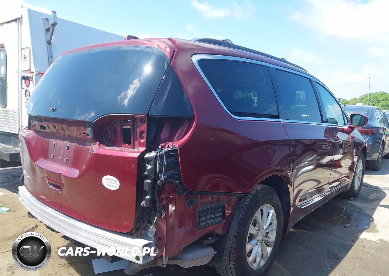 2017 Chrysler Pacifica Touring-L VIN:2C4RC1BGXHR788320 - 4