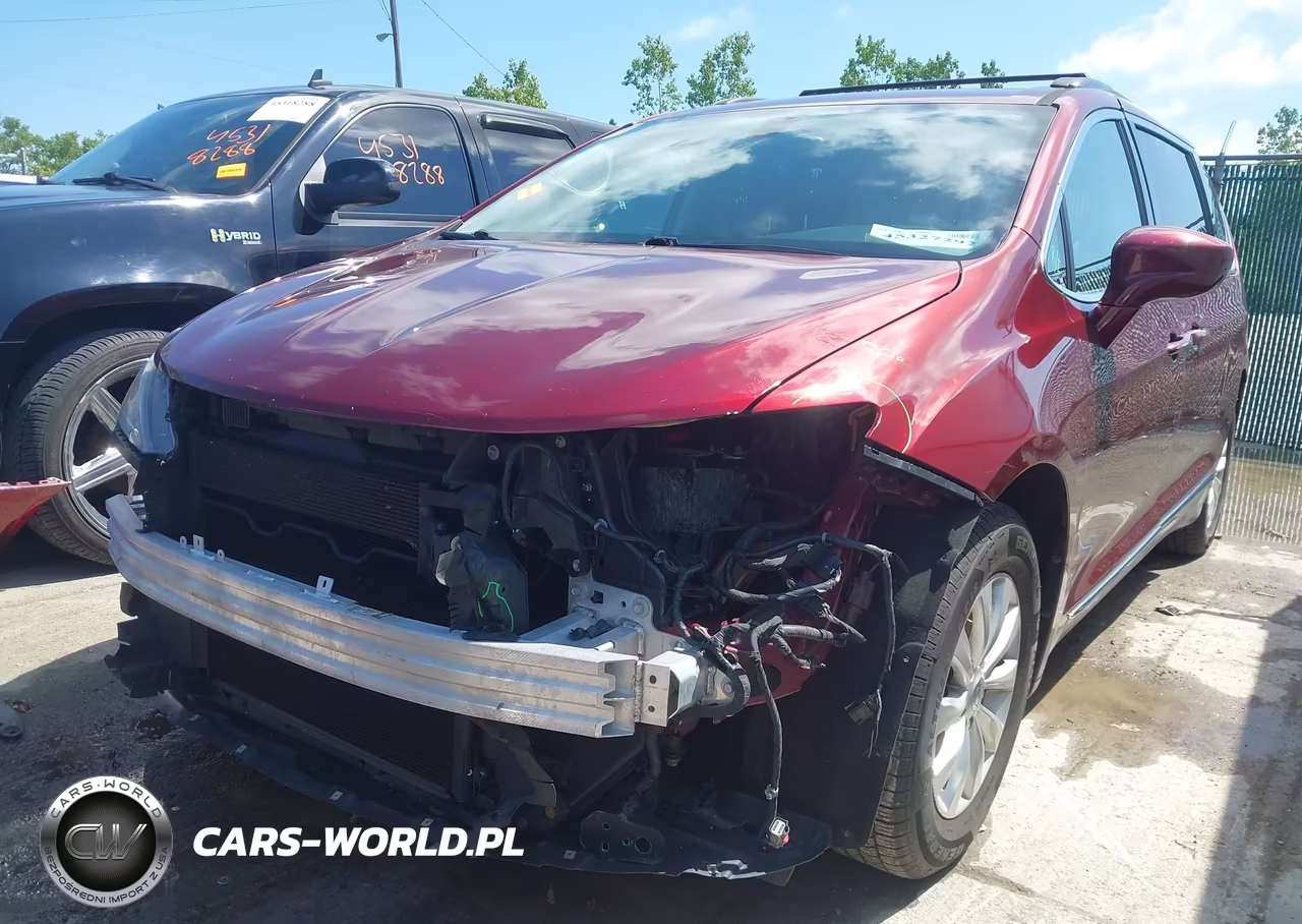 2017 Chrysler Pacifica Touring-L VIN:2C4RC1BGXHR788320 - 6