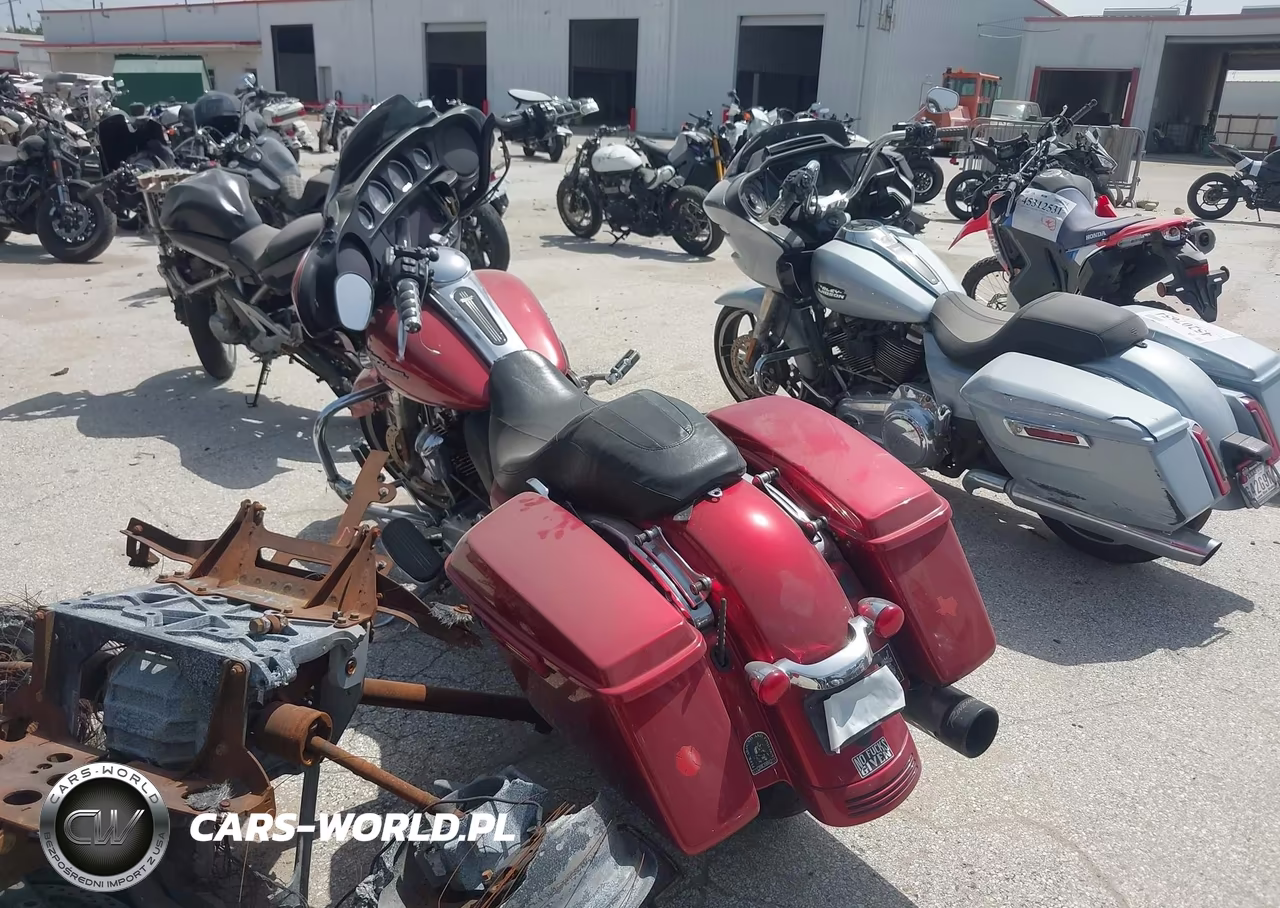 2018 Harley-Davidson Flhx Street Glide VIN:1HD1KBC12JB663802 - 3