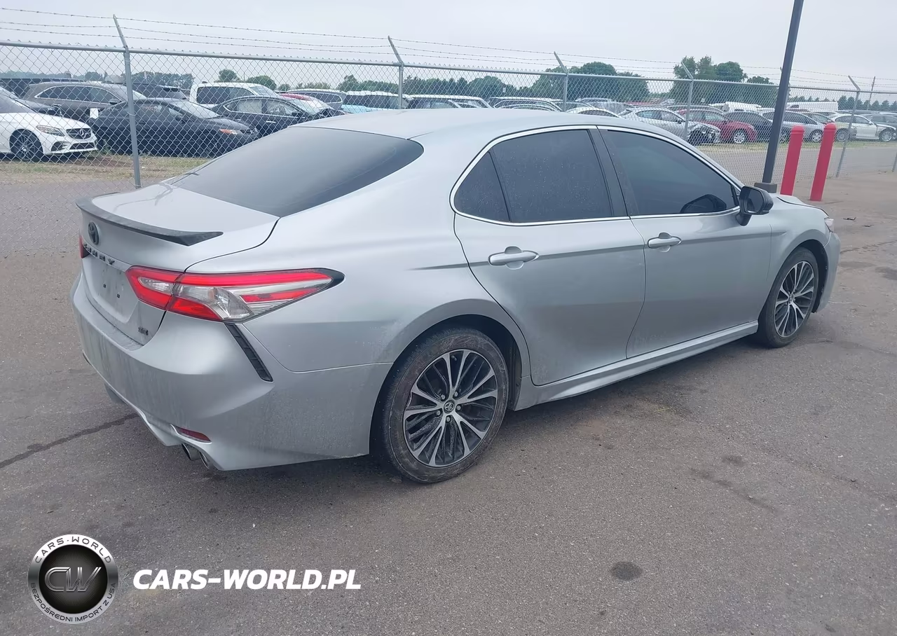 2018 Toyota Camry Se VIN:4T1B11HK0JU660627 - 4