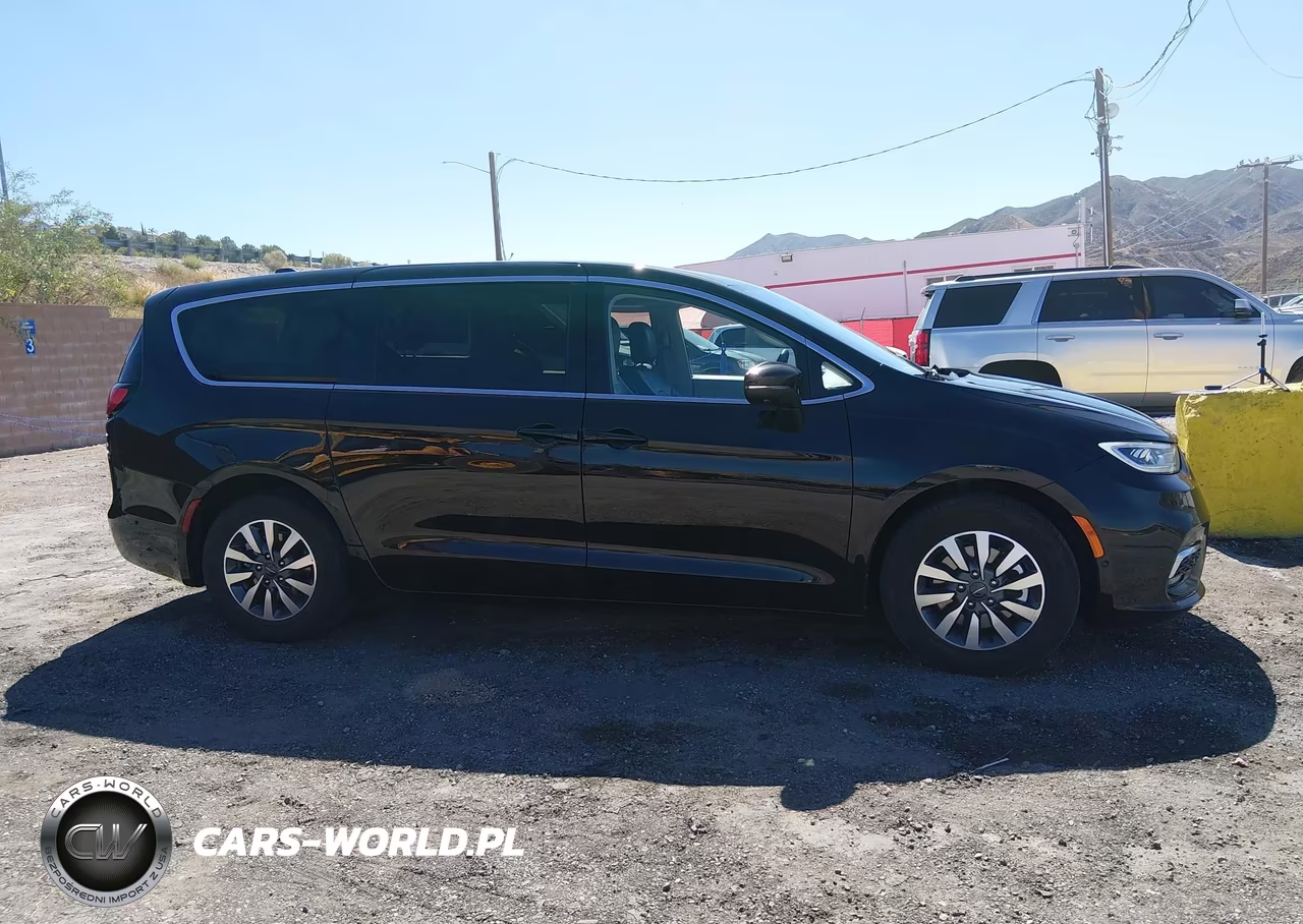2023 Chrysler Pacifica Hybrid Touring L VIN:2C4RC1L75PR608965 - 15