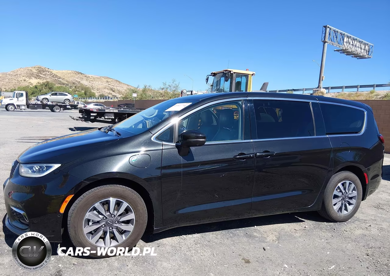 2023 Chrysler Pacifica Hybrid Touring L VIN:2C4RC1L75PR608965 - 16
