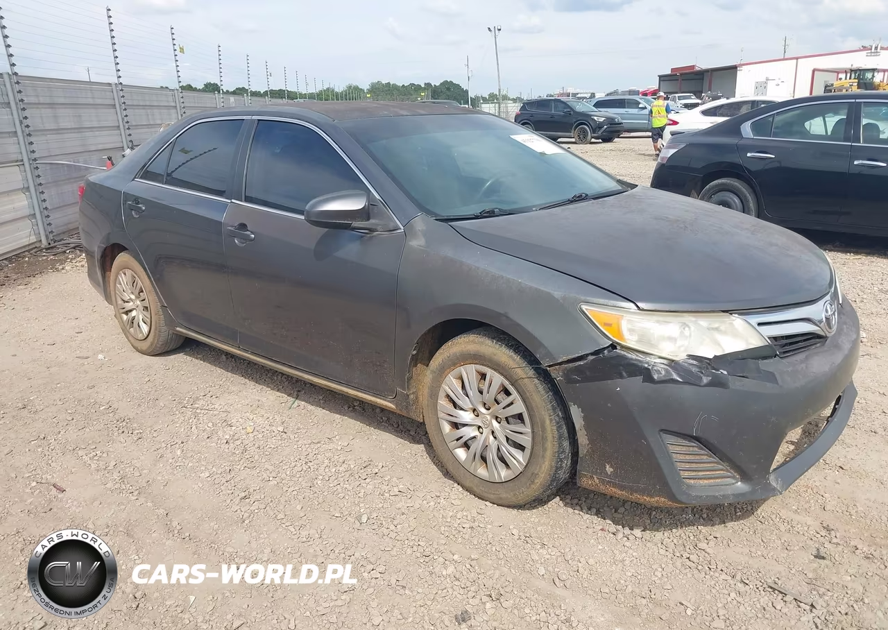 2013 Toyota Camry Le – zdjęcie 1 z 16