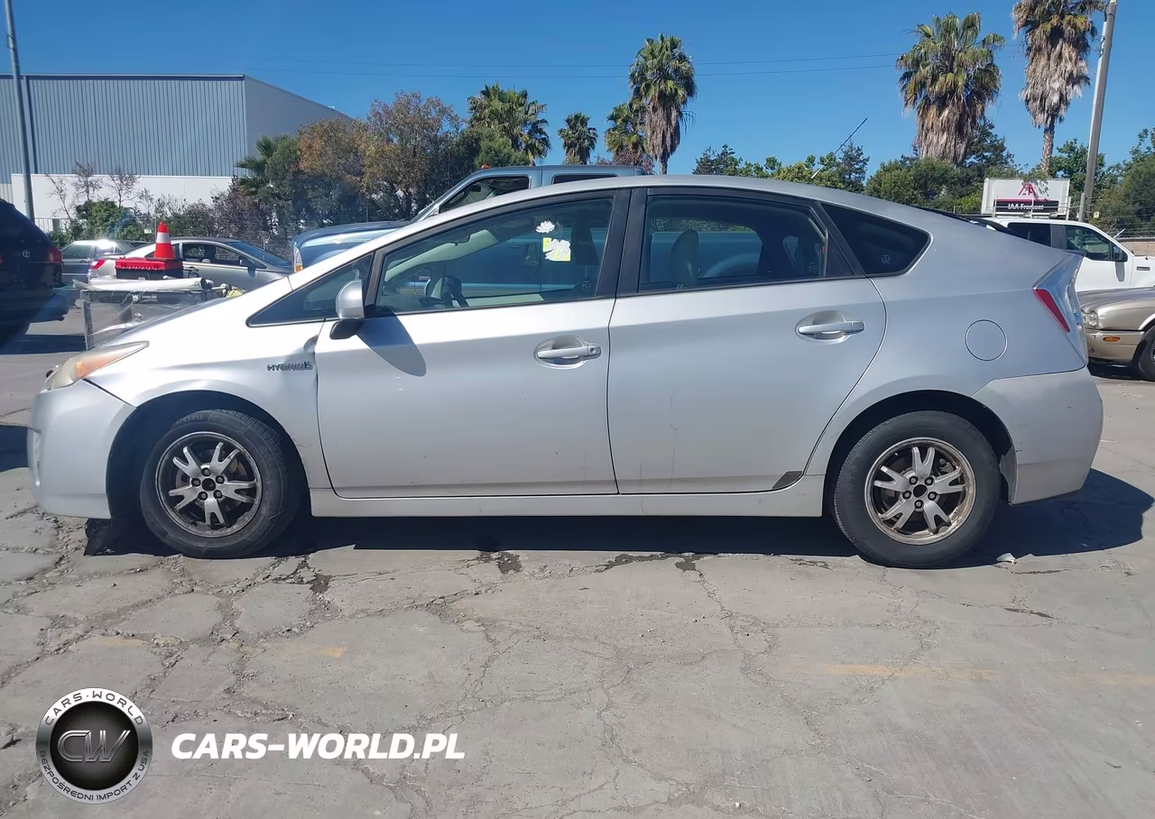 2011 Toyota Prius Two VIN:JTDKN3DU6B0261466 - 15
