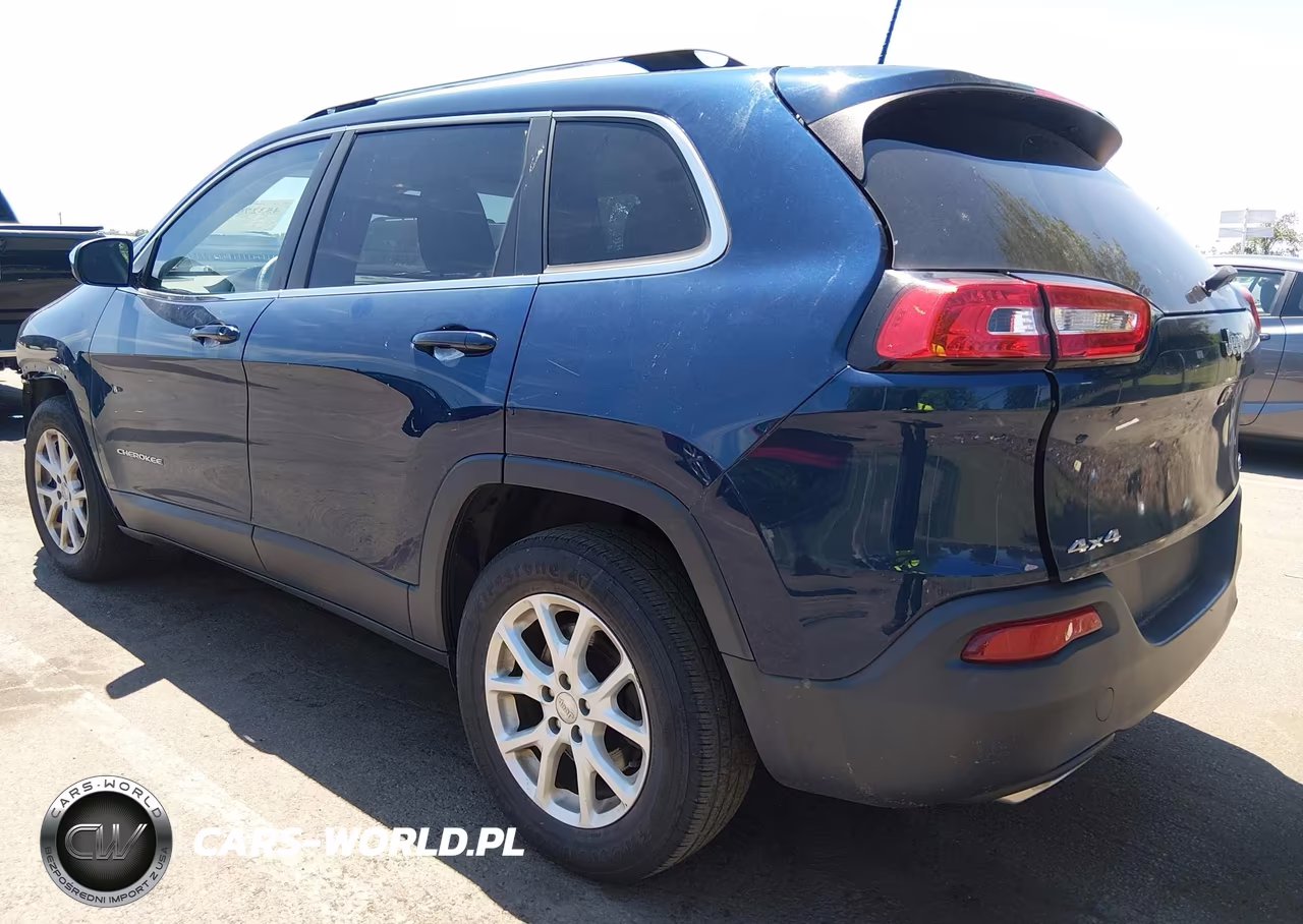 2018 Jeep Cherokee Latitude 4X4 VIN:1C4PJMCX3JD578986 - 3