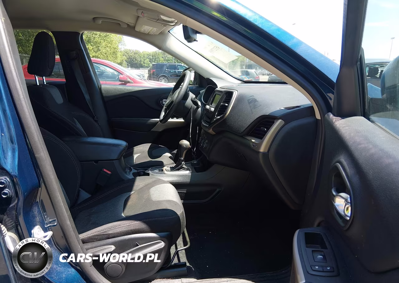 2018 Jeep Cherokee Latitude 4X4 VIN:1C4PJMCX3JD578986 - 5