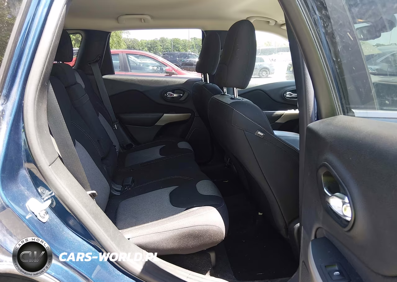 2018 Jeep Cherokee Latitude 4X4 VIN:1C4PJMCX3JD578986 - 8