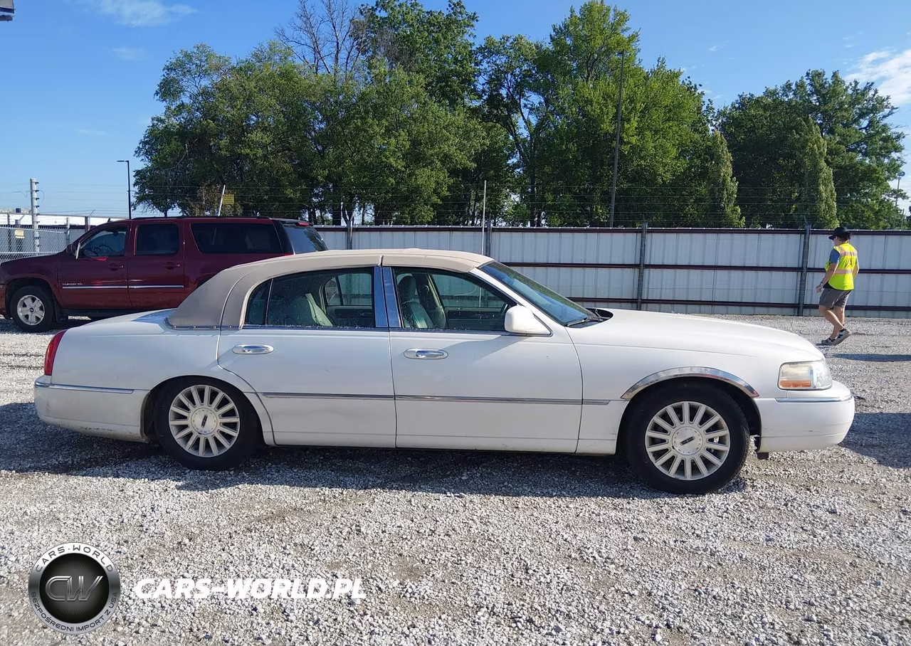 2003 Lincoln Town Car Executive VIN:1LNHM81W53Y640845 - 13