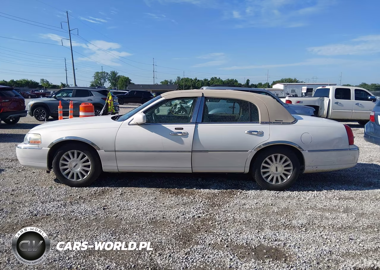 2003 Lincoln Town Car Executive VIN:1LNHM81W53Y640845 - 14