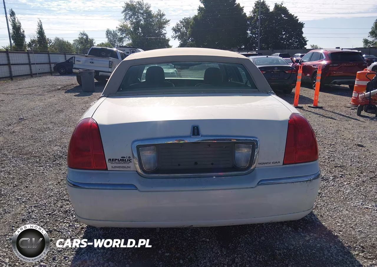 2003 Lincoln Town Car Executive VIN:1LNHM81W53Y640845 - 16