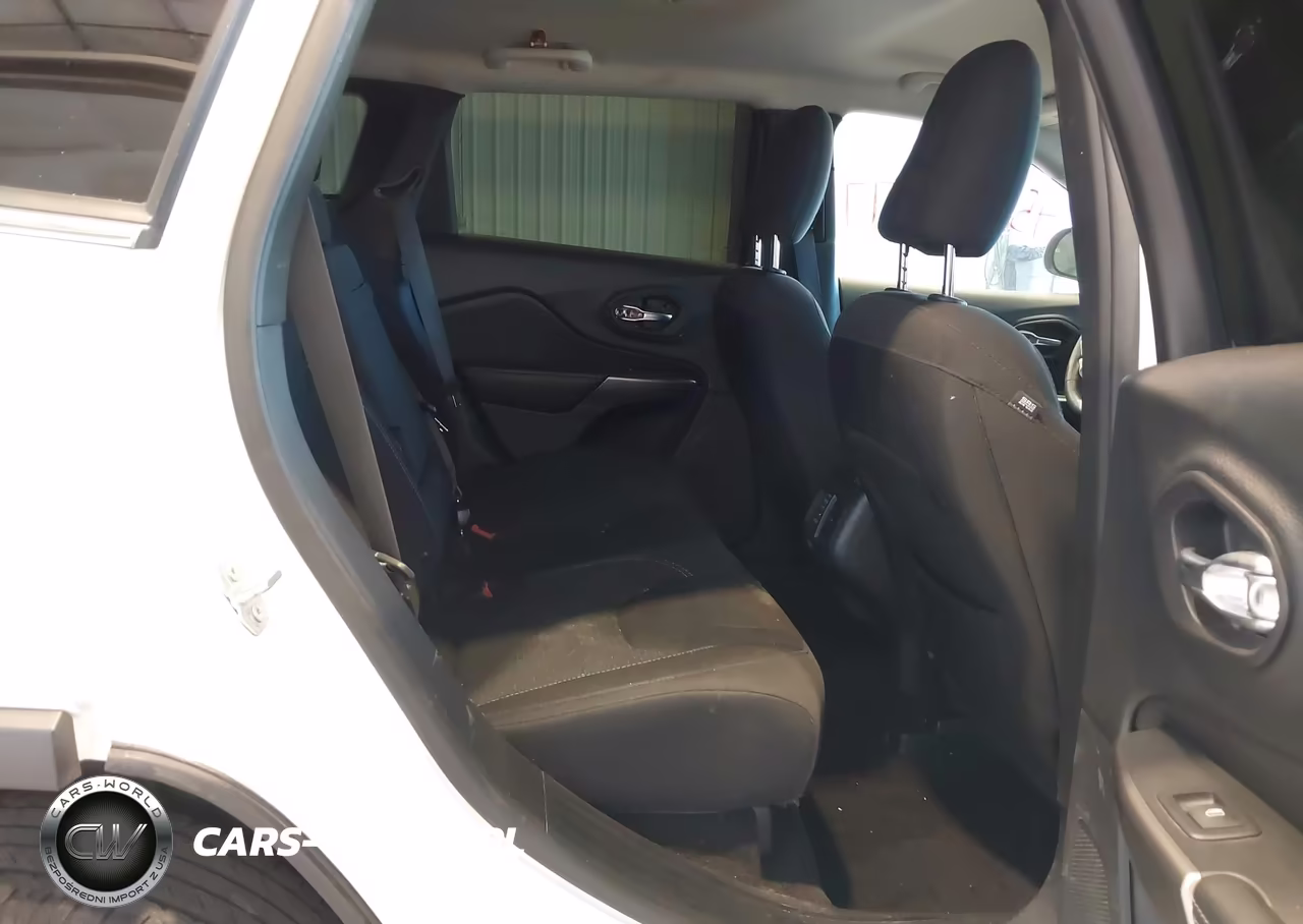2019 Jeep Cherokee Latitude 4X4 VIN:1C4PJMCX9KD216615 - 8