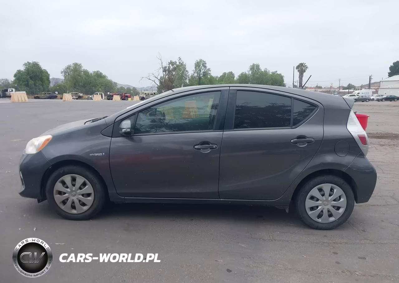 2013 Toyota Prius C Three VIN:JTDKDTB32D1545641 - 15