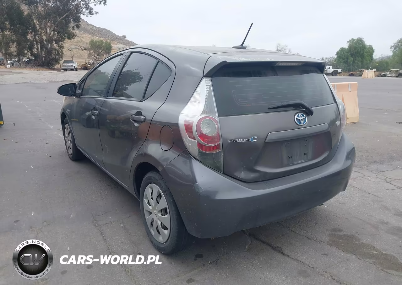2013 Toyota Prius C Three VIN:JTDKDTB32D1545641 - 3