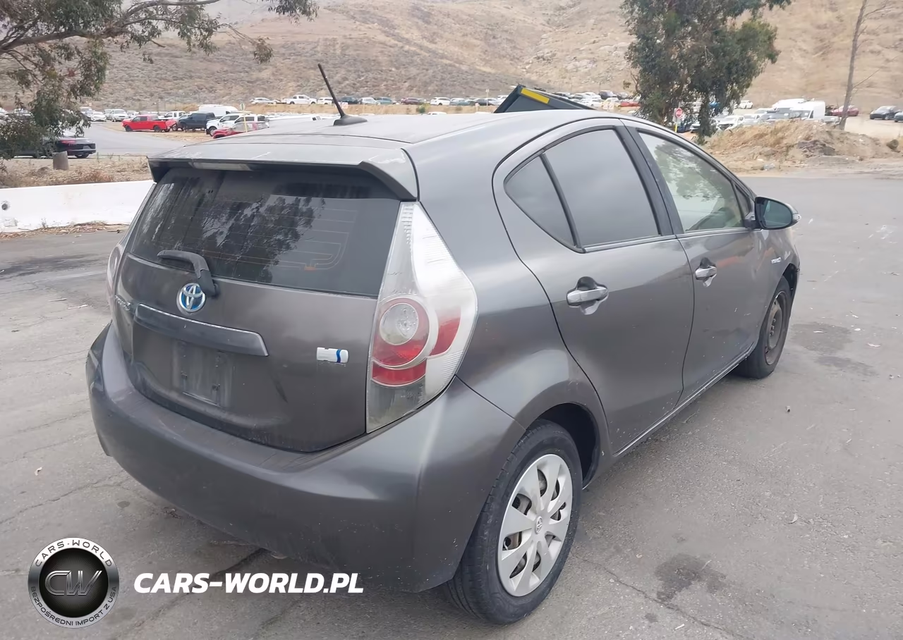 2013 Toyota Prius C Three VIN:JTDKDTB32D1545641 - 4