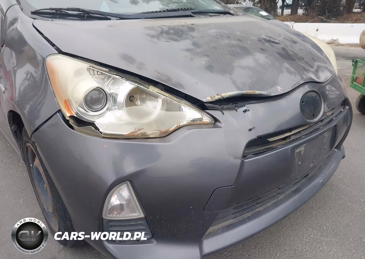 2013 Toyota Prius C Three VIN:JTDKDTB32D1545641 - 6