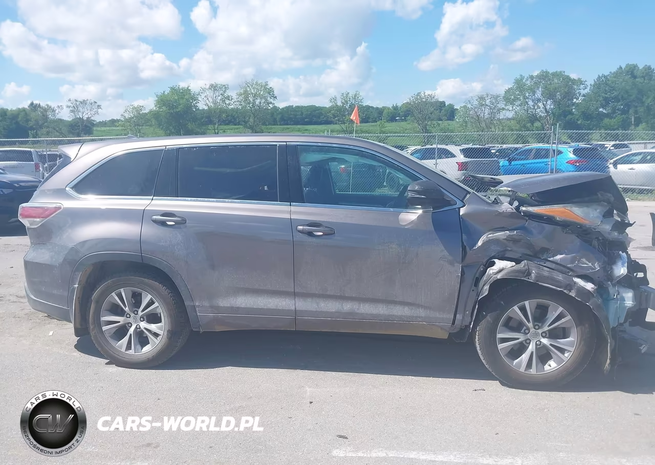 2015 Toyota Highlander Le Plus V6 VIN:5TDBKRFH3FS199250 - 13