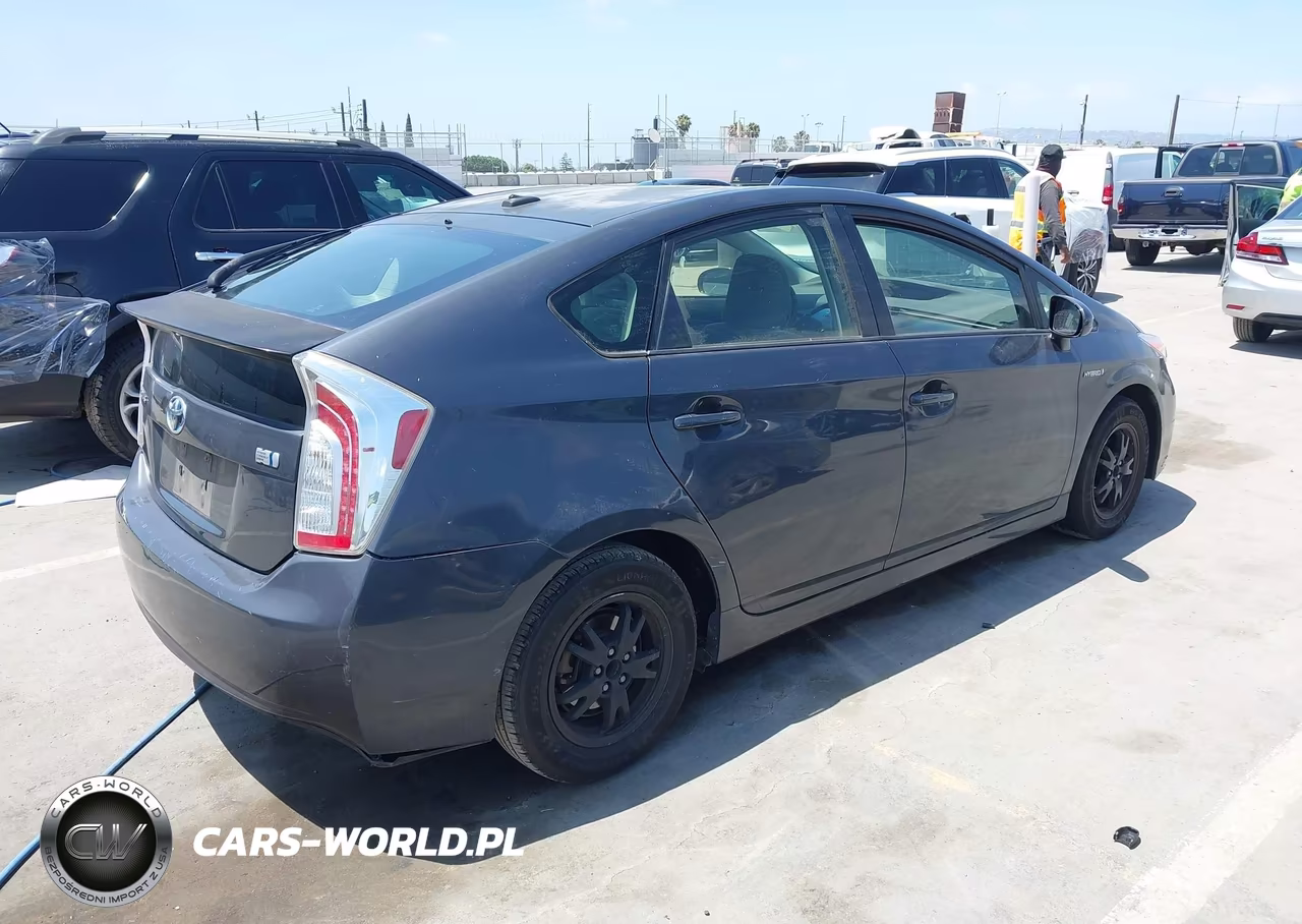 2014 Toyota Prius Three VIN:JTDKN3DU5E1754375 - 4