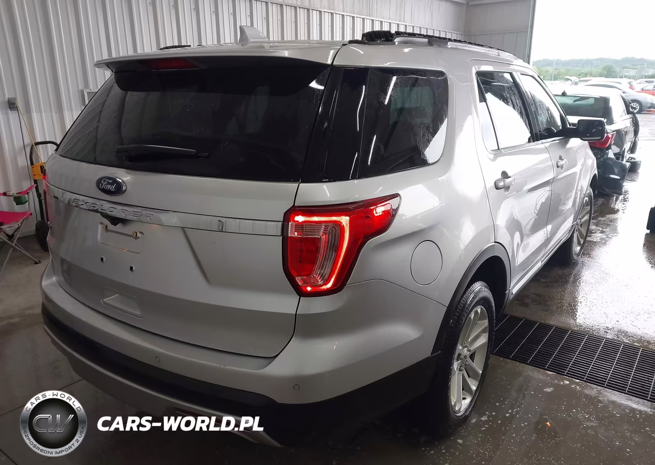 2017 Ford Explorer Xlt VIN:1FM5K7D8XHGE10893 - 4