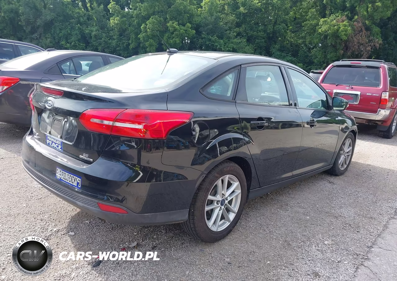 2015 Ford Focus Se VIN:1FADP3F22FL295512 - 4