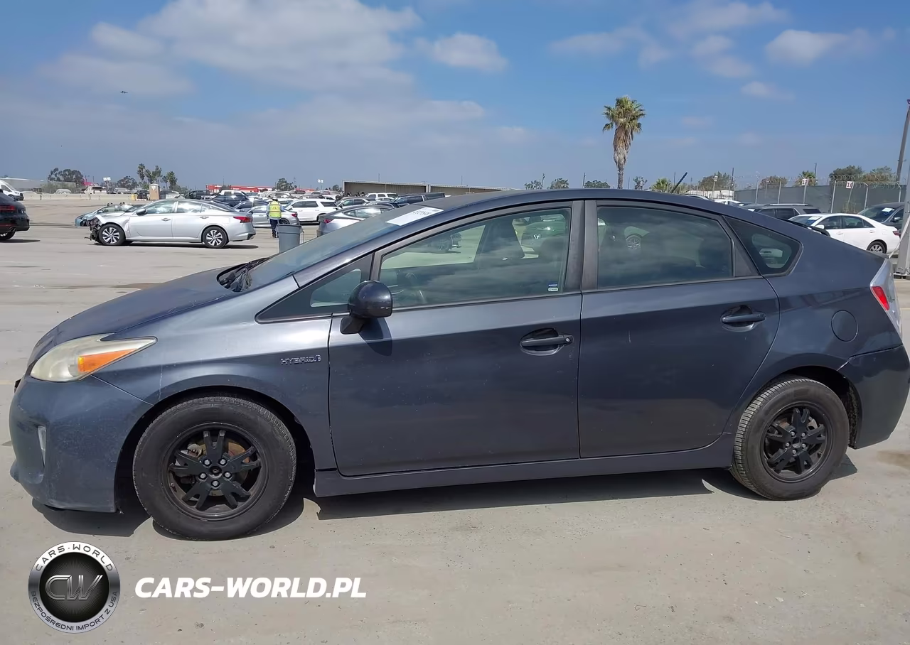 2013 Toyota Prius Two VIN:JTDKN3DU1D1667703 - 14