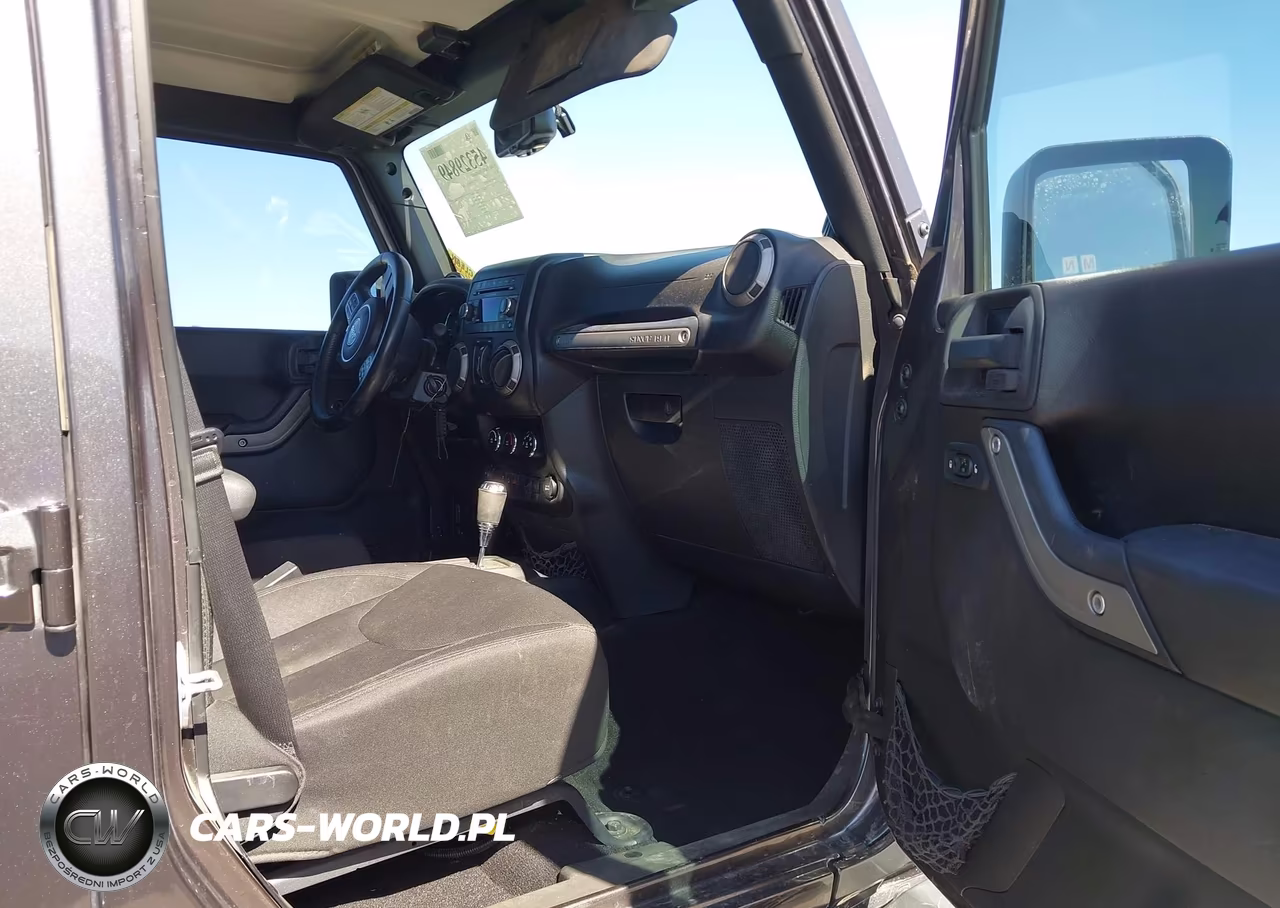 2014 Jeep Wrangler Unlimited Sport VIN:1C4BJWDG0EL265250 - 5