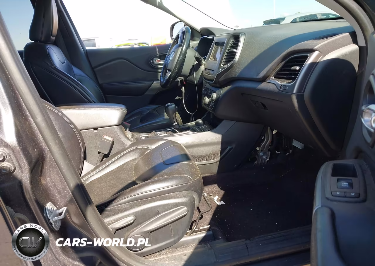 2019 Jeep Cherokee Latitude Plus 4X4 VIN:1C4PJMLB9KD121704 - 5
