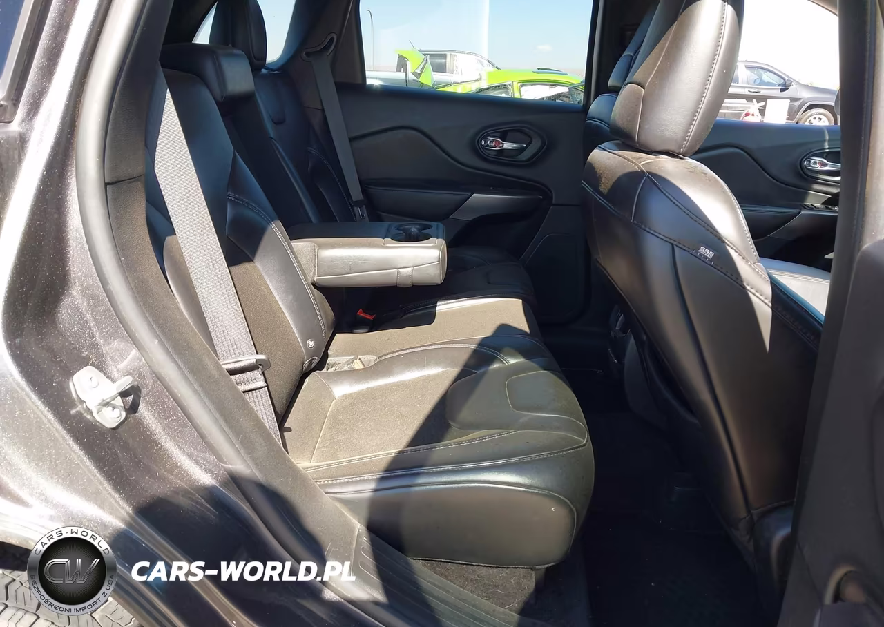 2019 Jeep Cherokee Latitude Plus 4X4 VIN:1C4PJMLB9KD121704 - 8