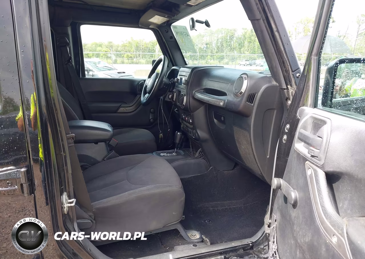 2016 Jeep Wrangler Unlimited Sport VIN:1C4BJWDG2GL139927 - 5