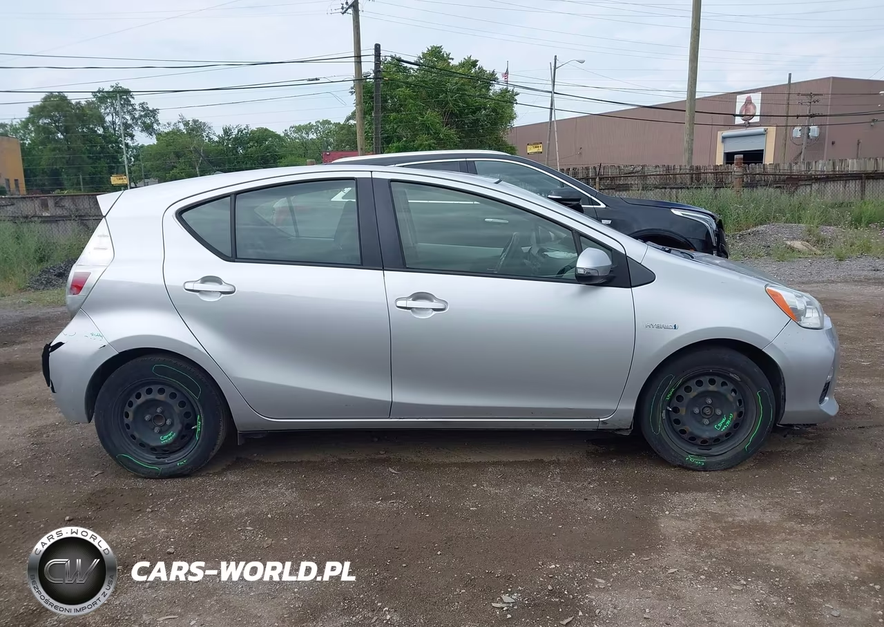2013 Toyota Prius C Two VIN:JTDKDTB33D1555076 - 12