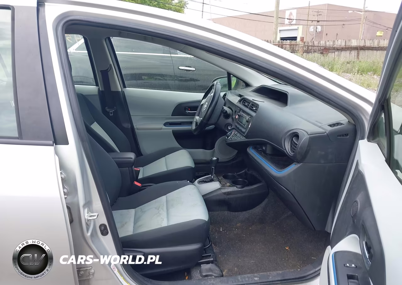 2013 Toyota Prius C Two VIN:JTDKDTB33D1555076 - 5